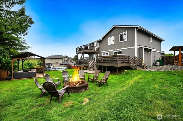 Back view shows how nice this yard is!
