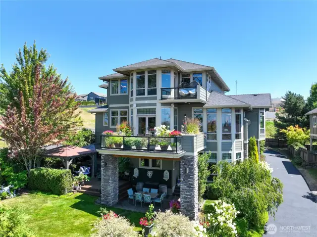 South entrance with 180 degree views of the CITY & RIVER!
