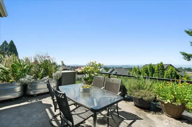 Balcony just outside the kitchen nook accentuates the full view range!