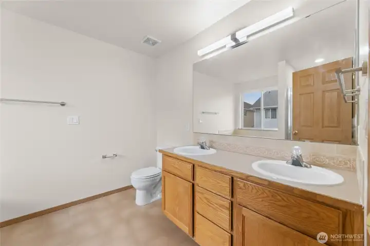 Primary Suite En-suite with 5-piece bath.