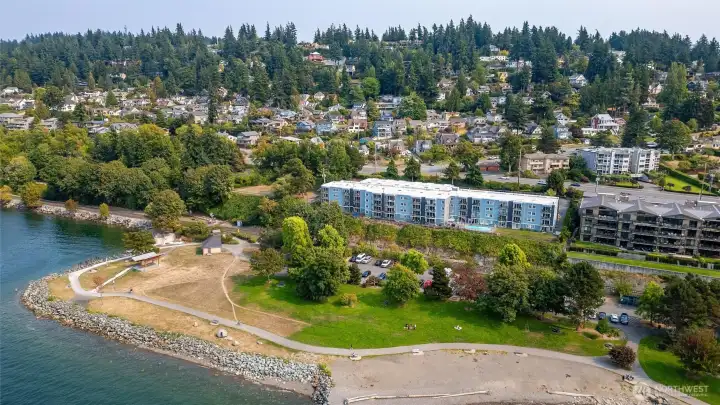 Condo sits above  Boulevard Park, trails into Fairhaven and downtown Bellingham. Amazing Bellingham location.