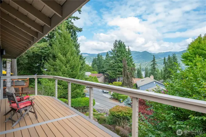 Beautiful quiet area, with views of maintains & lake. The lovely neighborhood make this a perfectly delightful setting!