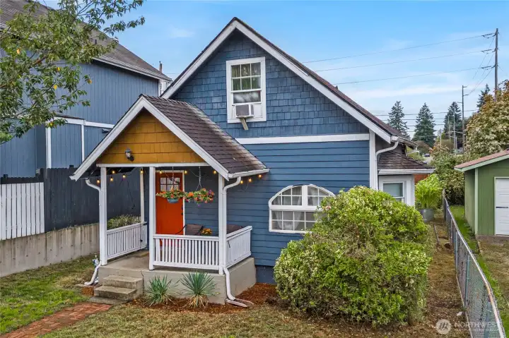 Shows the right side Bay window.  What a cute home!
