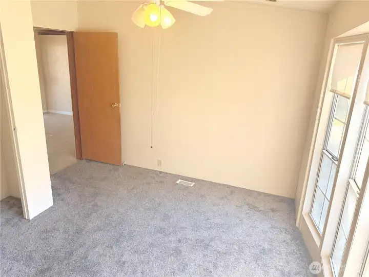 Great size with a ceiling fan