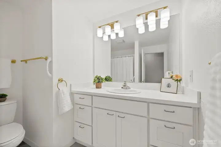 Secondary full bathroom with updated vanity and finishings