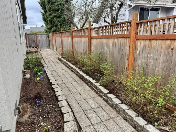 Beautifully maintained side yard with western exposure!