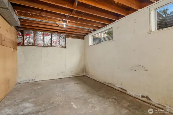 Potential for a 5th bedroom/home office/hobby space.