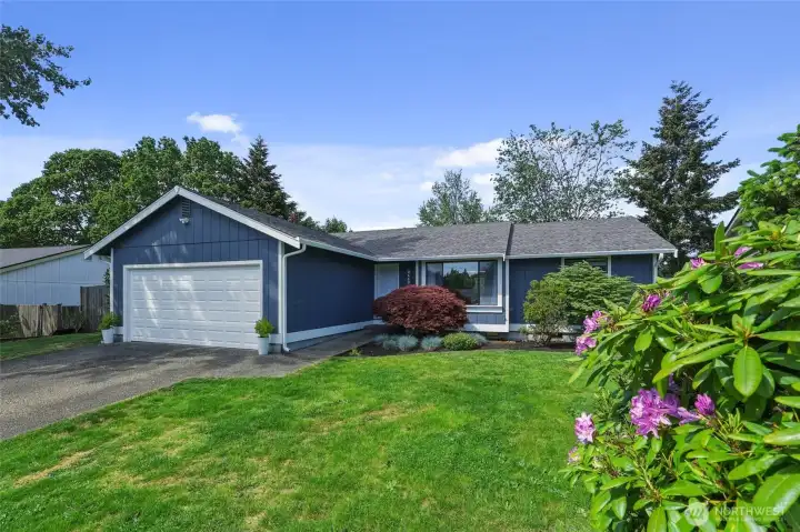 Charming rambler in The Meadows, close to I-5 access, JBLM, schools, shopping and more!