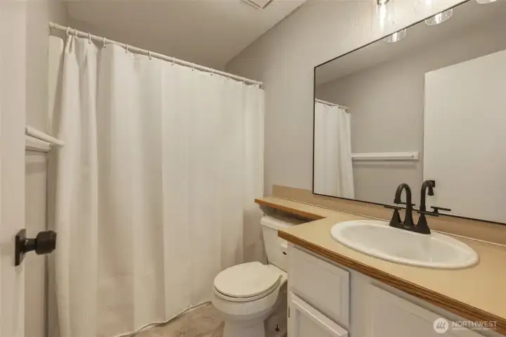 Main hall bath (full) ...