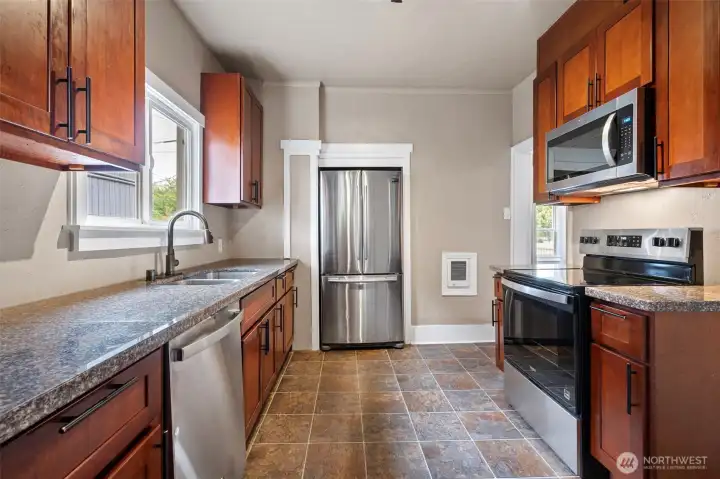 Spacious kitchen with stainless steel appliances and granite slab countertops! Spacious kitchen with stainless steel appliances and granite slab countertops!