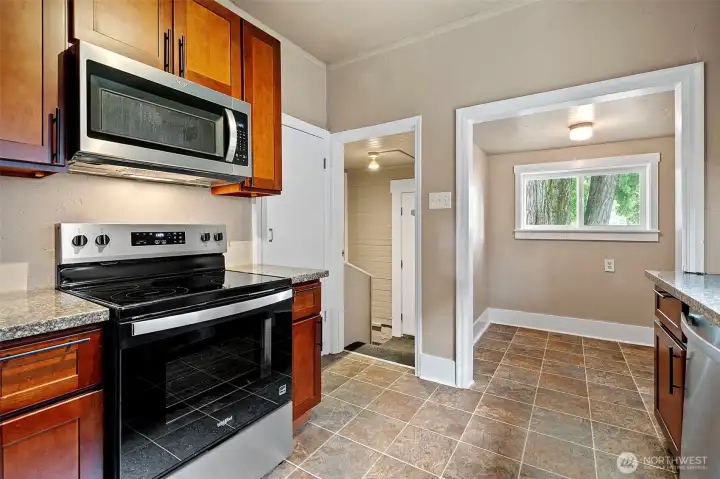 Storage pantry to the right of the stove! Storage pantry to the right of the stove!