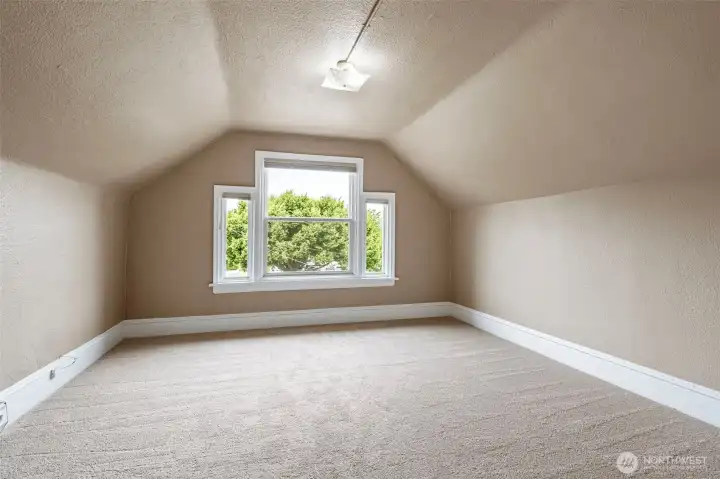 vaulted ceilings in the primary bedroom. vaulted ceilings in the primary bedroom.