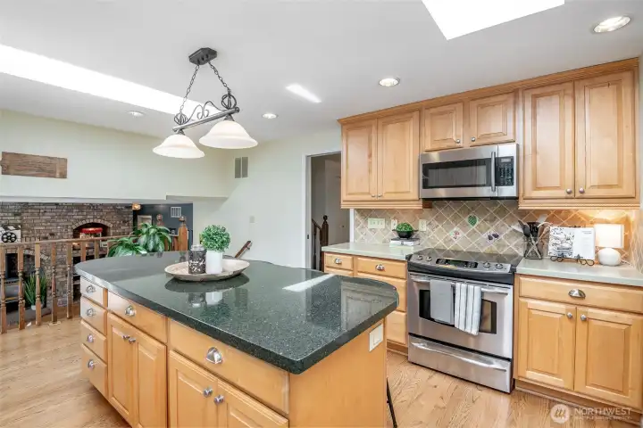 Newer SS appliance suite included.