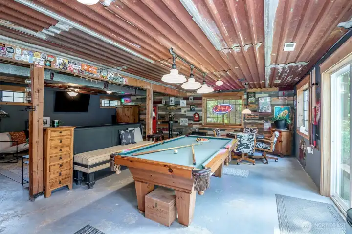 Pool table stays with buyer!