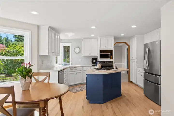 Bright kitchen and loads of cabinet space