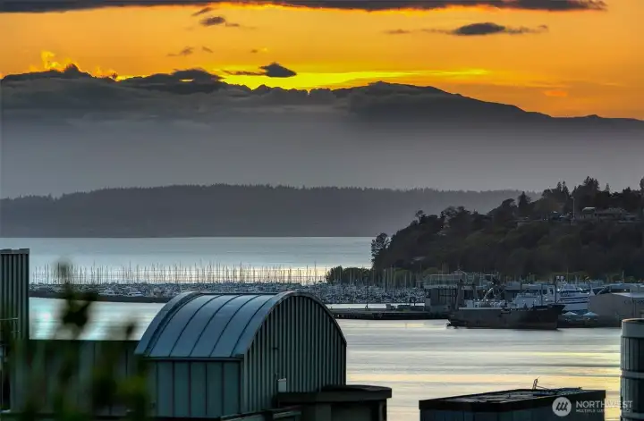 Enjoy spectacular rooftops views every day. Enjoy spectacular rooftops views every day.