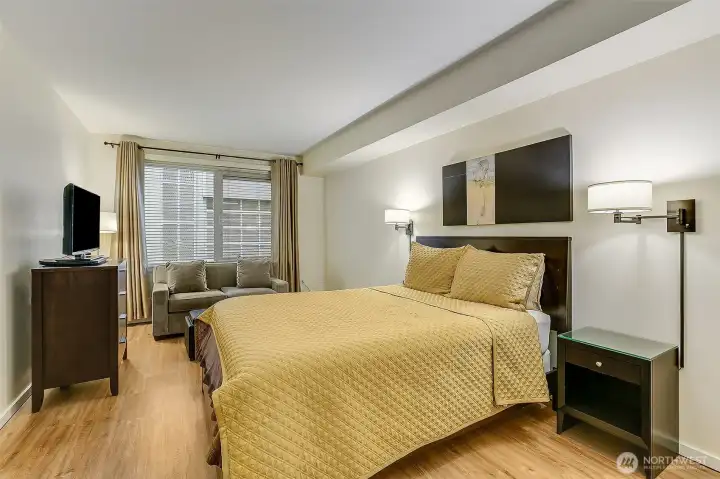 Guest suite is perfect for overnight friends and guests. Guest suite is perfect for overnight friends and guests.