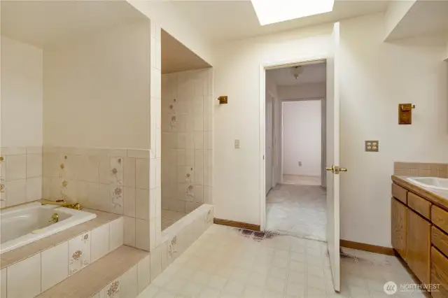 Primary En-suite Bathroom