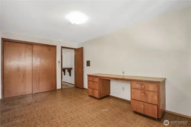 The second bedroom also have a built in desk. The flooring is parquet.