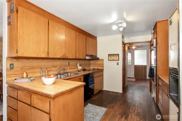The floor plan has a circular flow that makes it easy for more than one person to move around.