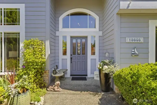 Located on a quiet cul-de-sac, it offers low traffic and a strong sense of privacy.
