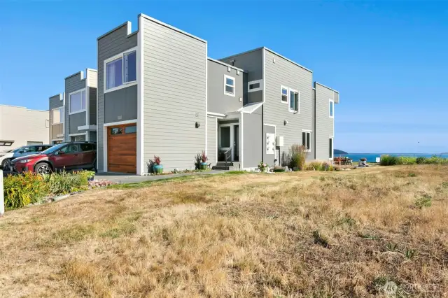 This beautifully maintained Skyline home offers the ultimate lock-and-leave lifestyle, perfect as a second home or year-round retreat. Access beaches, walking trails, and the ferry within minutes.
