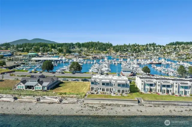 Skyline’s community amenities, vibrant marina, and proximity to downtown Anacortes make this the perfect blend of tranquility and convenience.