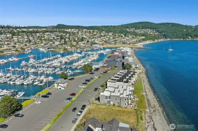 Can you imagine walking to your boat and back home again, so convenient!