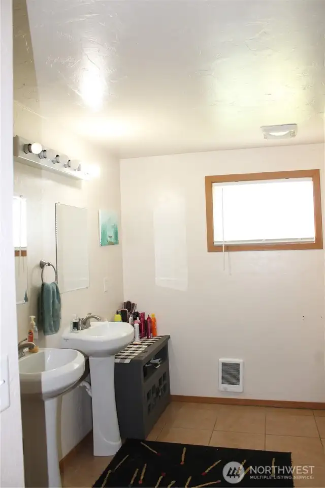Main Bathroom - Full