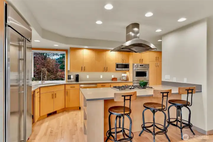 Breakfast Bar, Built in Cookbook Shelves, Lots of Storage