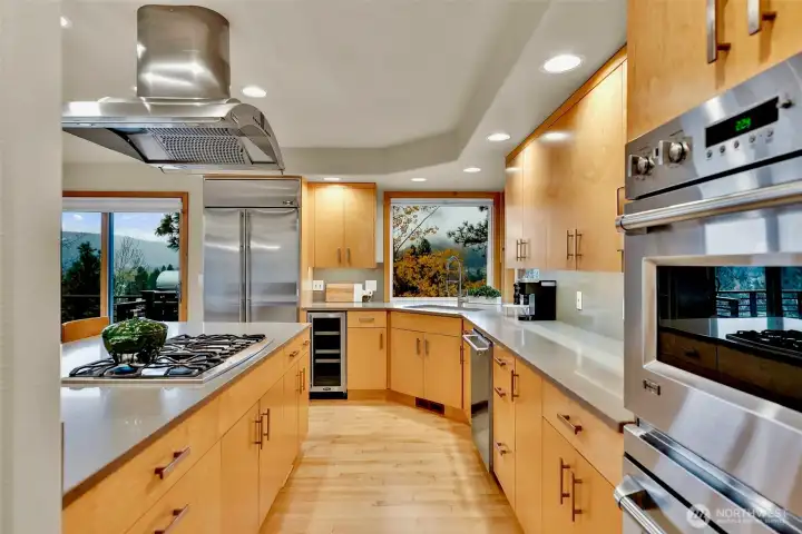 Stainless Appliances, Double Oven, Gas Cooktop, Beverage Fridge