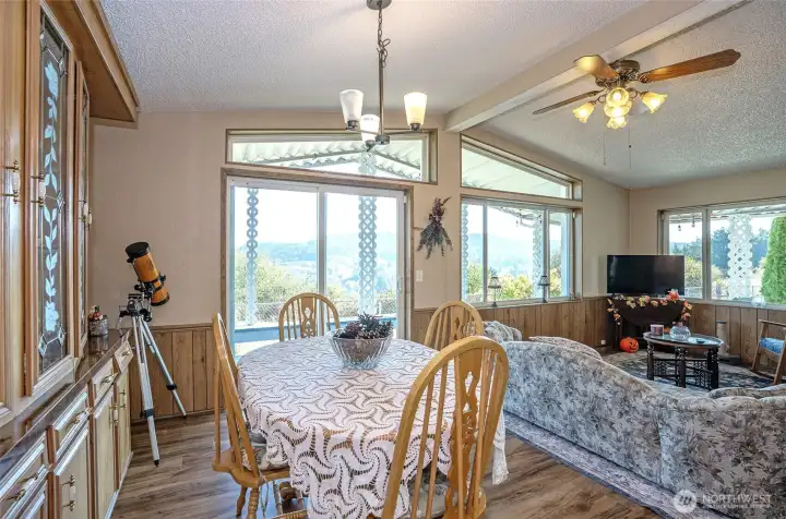 Gracious dining area perfectly positioned to capture Mt. Rainier’s breathtaking views—an elegant setting for everyday meals or special gatherings.