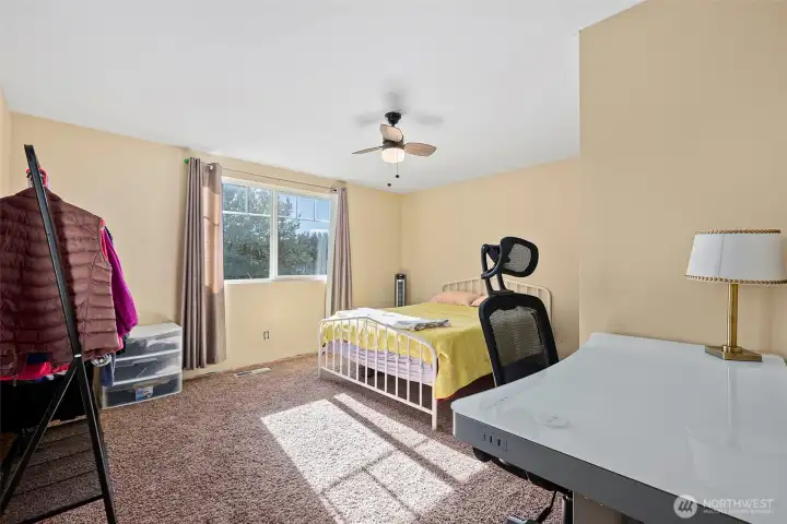Large upstairs bedroom/Bonus room with closet