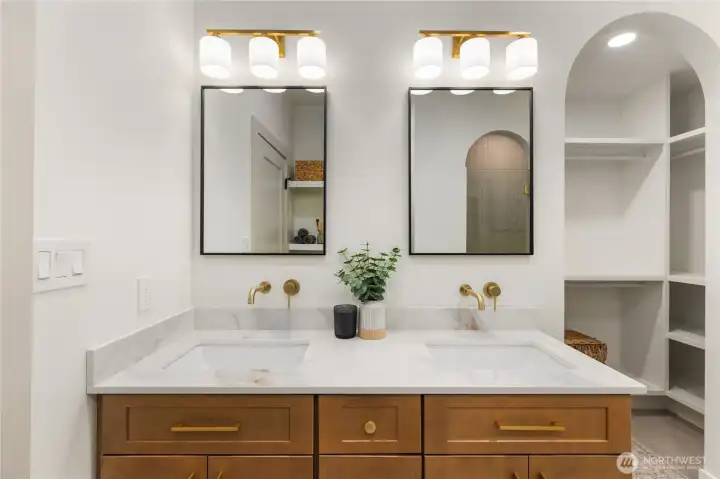 Primary Bath/Walk-In