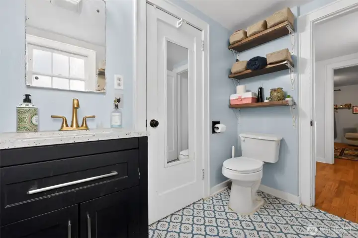 Other side of th primary bathroom.