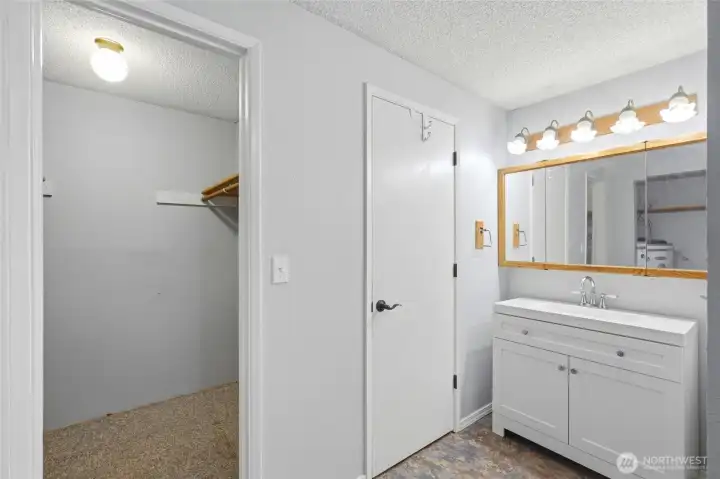 Primary Bath & walk-in closet
