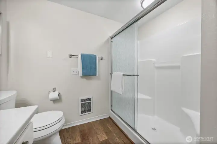Easy-access shower with modern finishes