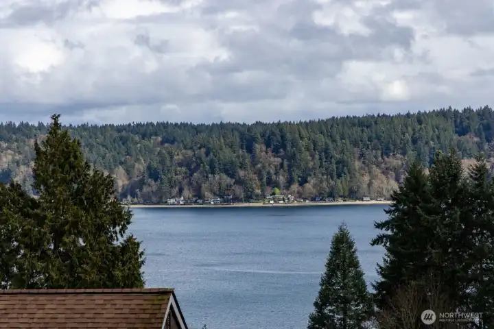 Great view of Colvos Passage and Vashon Island! Enjoy morning coffee with a beautiful sunrise!