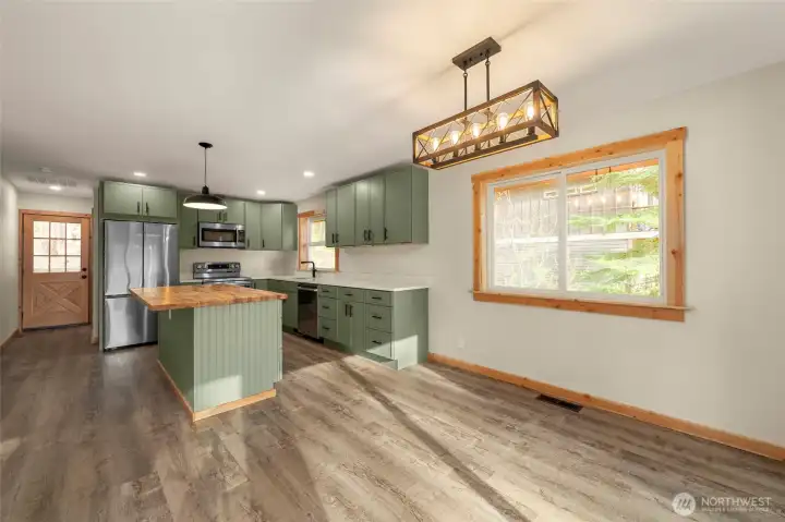 Brand New Kitchen - Quartz countertops - Stainless applicances - Island