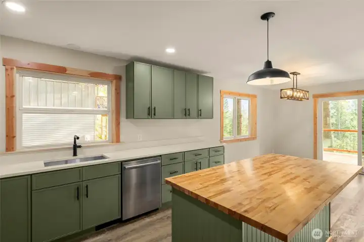 Brand New Kitchen - Quartz countertops - Stainless applicances - Island