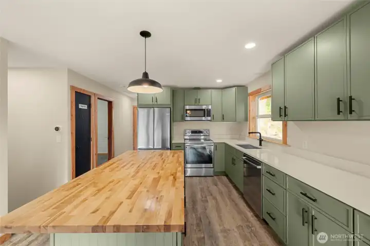 Brand New Kitchen - Quartz countertops - Stainless applicances - Island