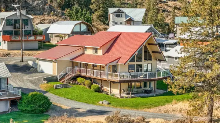 Charming Lake Roosevelt retreat in the desirable Rantz Marina community.