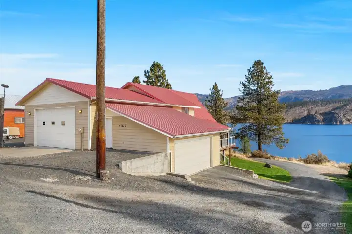 1264 square feet of garage space!