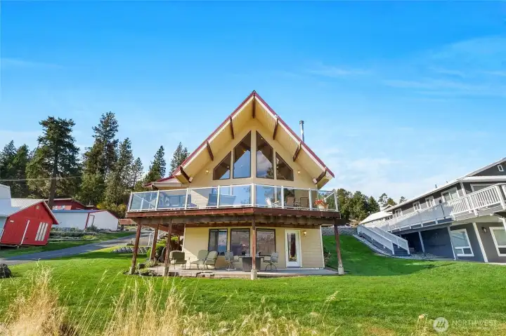Gorgeous deck space to take in the fresh air and views!