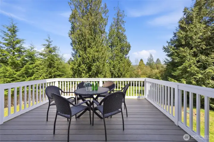 Large Trex deck for you to enjoy your morning coffee.