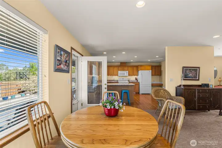 Expandable dining space