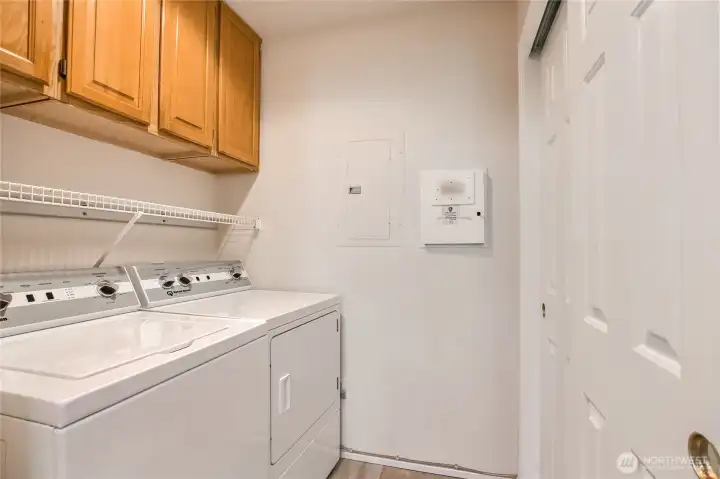 Walk-in laundry. Full size w/d.