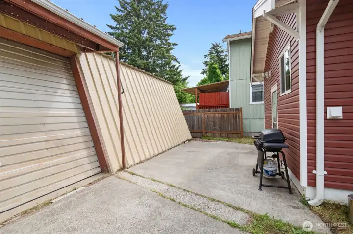 Huge Garage/Shop is approx 40x20ft. Room for 4 cars plus large shop area.
