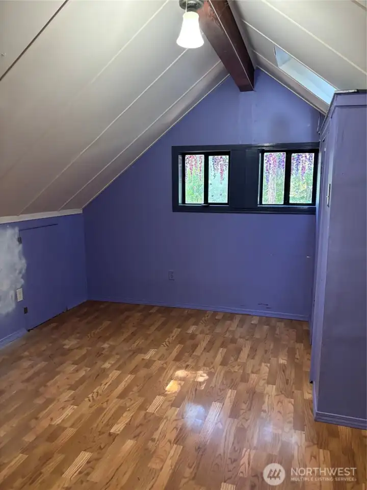 Upstairs bedroom Upstairs bedroom