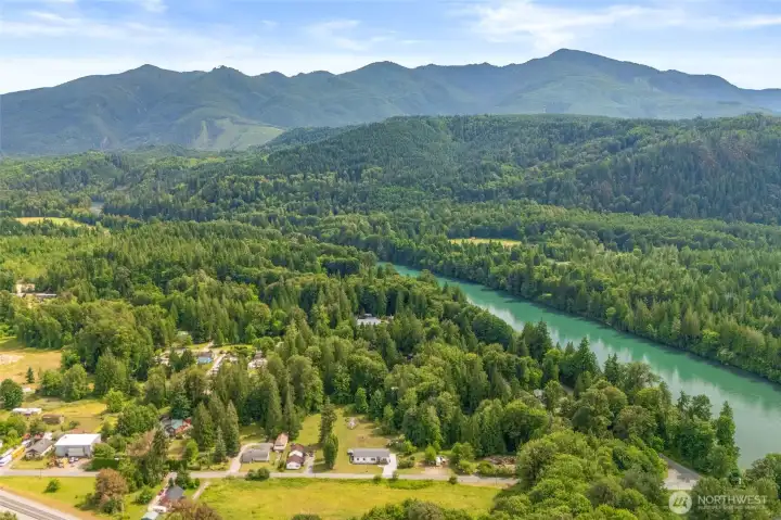 Gorgeous territorial and river views or the neighborhood.